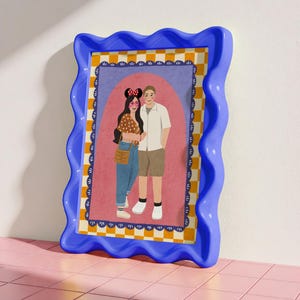K&ouml;nnte beinhalten: Eine digitale Illustration von zwei Personen, die zusammen in einem gewellten blauen Rahmen stehen. Das Kunstwerk zeigt einen gelb-wei&szlig; karierten Rand, einen rosa Bogenhintergrund und ein Paar in Freizeitkleidung, darunter ein gepunktetes Oberteil und Shorts.