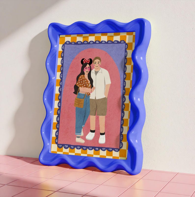 K&ouml;nnte beinhalten: Eine digitale Illustration von zwei Personen, die zusammen in einem gewellten blauen Rahmen stehen. Das Kunstwerk zeigt einen gelb-wei&szlig; karierten Rand, einen rosa Bogenhintergrund und ein Paar in Freizeitkleidung, darunter ein gepunktetes Oberteil und Shorts.