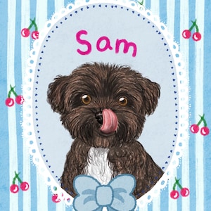 Op de afbeelding: Illustratie van een bruine hond met zijn tong uit, in een witte ovale lijst met de naam "Sam" in roze. De achtergrond is lichtblauw met witte strepen en kersen.