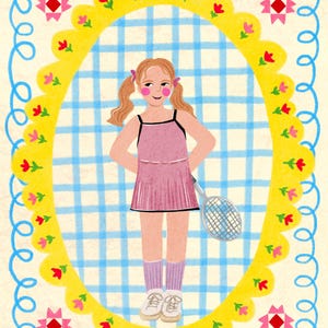 K&ouml;nnte beinhalten: Eine digitale Illustration einer Person mit Z&ouml;pfen, die ein rosa Tenniskleid, violette Socken und wei&szlig;e Turnschuhe tr&auml;gt und einen Tennisschl&auml;ger h&auml;lt. Die Figur ist von einem gelben, gewellten Rand mit Blumenmotiven und blauem Karomuster umgeben.
