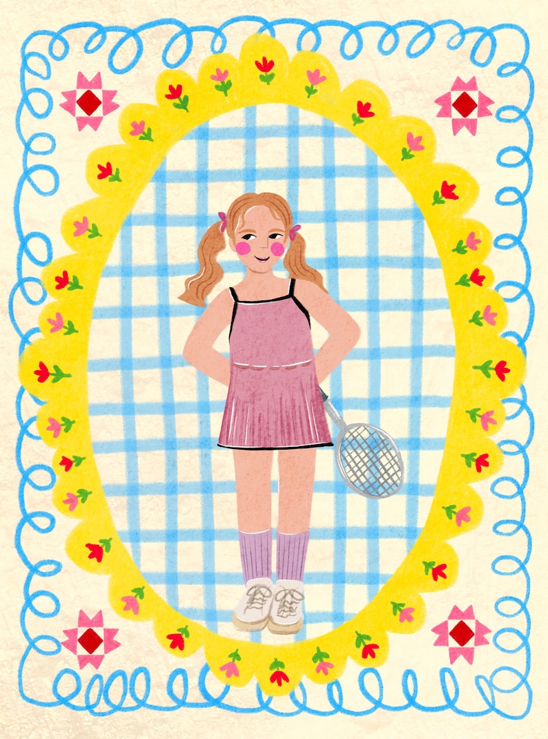 K&ouml;nnte beinhalten: Eine digitale Illustration einer Person mit Z&ouml;pfen, die ein rosa Tenniskleid, violette Socken und wei&szlig;e Turnschuhe tr&auml;gt und einen Tennisschl&auml;ger h&auml;lt. Die Figur ist von einem gelben, gewellten Rand mit Blumenmotiven und blauem Karomuster umgeben.