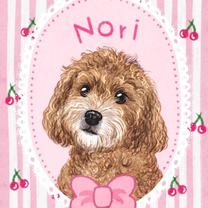 Op de afbeelding: Illustratie van een bruine hond genaamd Nori, tegen een roze en wit gestreepte achtergrond versierd met kersen. De hond is omlijst in een witte ovaal met een roze strik aan de onderkant.