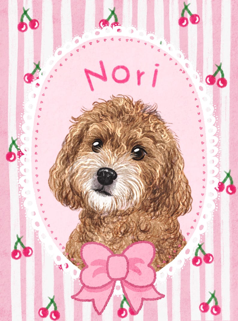 Op de afbeelding: Illustratie van een bruine hond genaamd Nori, tegen een roze en wit gestreepte achtergrond versierd met kersen. De hond is omlijst in een witte ovaal met een roze strik aan de onderkant.