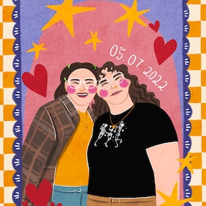 K&ouml;nnte beinhalten: Eine digitale Illustration von zwei Personen mit Brillen und rosa Wangen, eine tr&auml;gt eine braune karierte Jacke &uuml;ber einem gelben Oberteil, die andere ein schwarzes T-Shirt mit Skelett-Grafik. Der Text 05.07.2022 ist &uuml;ber gelben Sternen zu sehen.