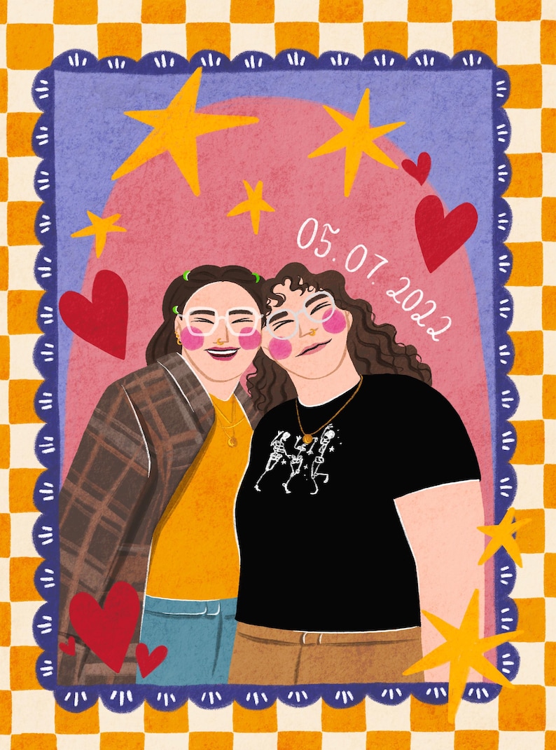 K&ouml;nnte beinhalten: Eine digitale Illustration von zwei Personen mit Brillen und rosa Wangen, eine tr&auml;gt eine braune karierte Jacke &uuml;ber einem gelben Oberteil, die andere ein schwarzes T-Shirt mit Skelett-Grafik. Der Text 05.07.2022 ist &uuml;ber gelben Sternen zu sehen.
