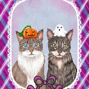 Op de afbeelding: Illustratie van twee katten, een met een pompoen op zijn hoofd en de andere met een spook. De katten staan in een witte ovale lijst met een paarse strik aan de onderkant. De achtergrond heeft een paars ruitpatroon.
