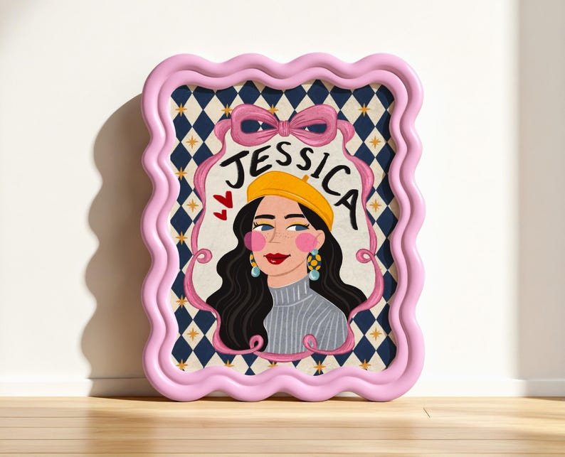 K&ouml;nnte beinhalten: Ein rechteckiges Wandbild in einem gewellten rosa Rahmen mit einer Illustration einer Person mit langem dunklen Haar, einer gelben Baskenm&uuml;tze und einem grauen Pullover. Der Name JESSICA steht in Schwarz dar&uuml;ber, umrahmt von einem rosa Band vor einem blauen Rautenmuster mit kleinen goldenen Sternen.