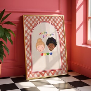 Puede incluir: Una impresi&oacute;n enmarcada con un borde dorado, con dos caras ilustradas y las palabras "HAPPY BIRTHDAY" en colores arco&iacute;ris. La impresi&oacute;n tiene un borde a cuadros rojo y blanco y la palabra "LOVE" en corazones coloridos.