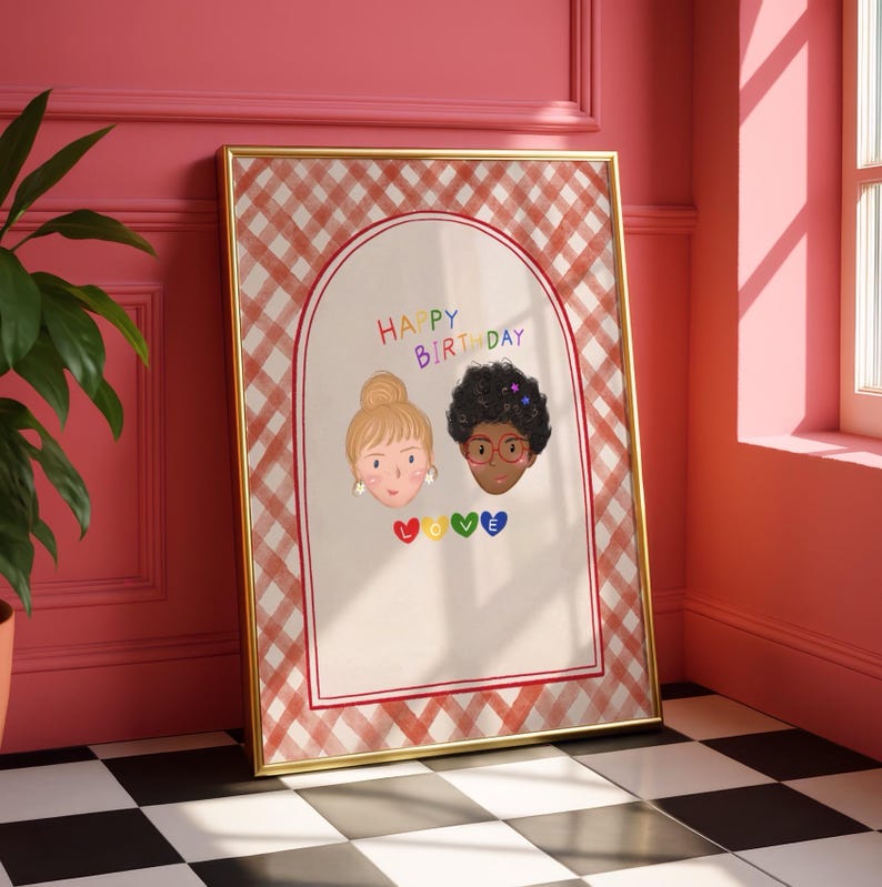 Puede incluir: Una impresi&oacute;n enmarcada con un borde dorado, con dos caras ilustradas y las palabras "HAPPY BIRTHDAY" en colores arco&iacute;ris. La impresi&oacute;n tiene un borde a cuadros rojo y blanco y la palabra "LOVE" en corazones coloridos.