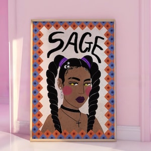 K&ouml;nnte beinhalten: Ein rechteckiger gerahmter Kunstdruck mit dem Wort SAGE in schwarzer Schrift &uuml;ber einer Illustration einer Person mit dunkler Haut, schwarzem Haar in zwei langen Z&ouml;pfen, violettem Lippenstift, sternf&ouml;rmigen Pupillen und einer Kreuzkette.