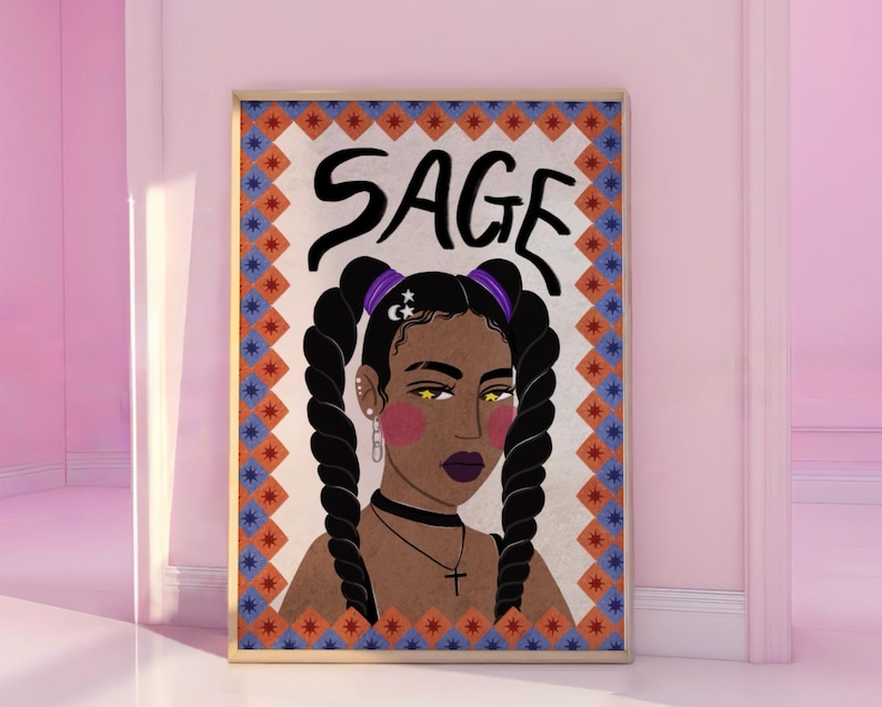 K&ouml;nnte beinhalten: Ein rechteckiger gerahmter Kunstdruck mit dem Wort SAGE in schwarzer Schrift &uuml;ber einer Illustration einer Person mit dunkler Haut, schwarzem Haar in zwei langen Z&ouml;pfen, violettem Lippenstift, sternf&ouml;rmigen Pupillen und einer Kreuzkette.
