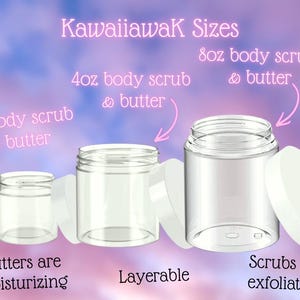 Op de afbeelding: Afbeelding van drie doorzichtige potten van verschillende formaten met witte deksels, gelabeld met maten en productbeschrijvingen. Tekst omvat "Kawaiiawak Sizes", "2oz body scrub & butter", "4oz body scrub & butter", en "8oz body scrub & butter". Extra tekst luidt "Butters are moisturizing", "Layerable", en "Scrubs are exfoliating".