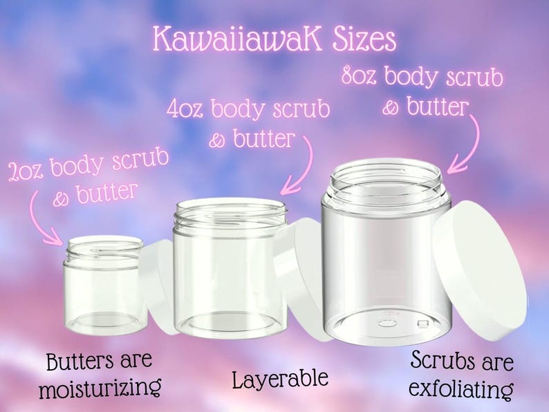Op de afbeelding: Afbeelding van drie doorzichtige potten van verschillende formaten met witte deksels, gelabeld met maten en productbeschrijvingen. Tekst omvat "Kawaiiawak Sizes", "2oz body scrub & butter", "4oz body scrub & butter", en "8oz body scrub & butter". Extra tekst luidt "Butters are moisturizing", "Layerable", en "Scrubs are exfoliating".