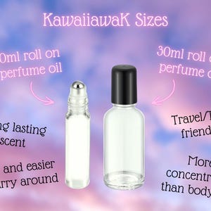 Op de afbeelding: Twee heldere glazen parfumolieflessen met zwarte doppen en zilveren rollerballs. De tekst luidt "Kawaiiawak Sizes", "10ml roll on perfume oil" en "30ml roll on perfume oil". De afbeelding vermeldt ook "Long lasting scent" en "Travel/TSA friendly".