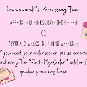 Op de afbeelding: Roze achtergrond met tekst: "Kawaiiawak's Processing Time." Er staat dat de verwerkingstijd ongeveer 9 werkdagen of ongeveer 2 weken inclusief weekenden is. Bevat illustraties van een postzak en enveloppen.