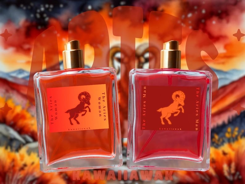 Op de afbeelding: Twee vierkante parfumflesjes met gouden doppen. E&eacute;n heeft een oranje label met een ramillustratie en de tekst "The Aries Woman". De andere heeft een rood label met een ramillustratie en de tekst "The Aries Man".