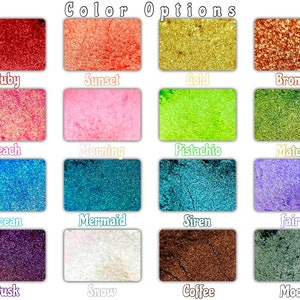 Puede incluir: Una carta de colores con diecis&eacute;is opciones de colores brillantes, cada una etiquetada con un nombre. Los colores incluyen Ruby, Sunset, Gold, Bronze, Peach, Morning, Pistachio, Matcha, Ocean, Mermaid, Siren, Fairy, Dusk, Snow, Coffee y Moon.