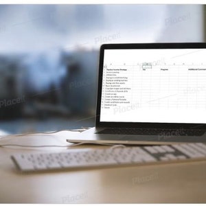 Op de afbeelding: Een laptop met een spreadsheet geopend op het scherm. De spreadsheet heeft de titel "Product Income Strategy" en bevat een lijst met verschillende taken die verband houden met het verhogen van de inkomsten. De laptop staat op een wit bureau met een toetsenbord en een muis.