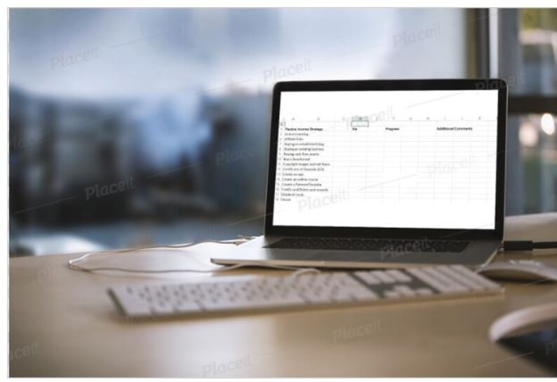 Op de afbeelding: Een laptop met een spreadsheet geopend op het scherm. De spreadsheet heeft de titel "Product Income Strategy" en bevat een lijst met verschillende taken die verband houden met het verhogen van de inkomsten. De laptop staat op een wit bureau met een toetsenbord en een muis.