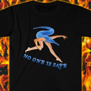 Wurm auf einer Schnur Blau &quot; No One is Safe &quot; Unisex Softstyle Verflucht T-Shirt