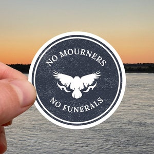 Nenhuns enlutados, nenhuma etiqueta dos funerais adesivo redondo | De Seis dos Corvos por Leigh Bardugo | Adesivos livrescos à prova d'água