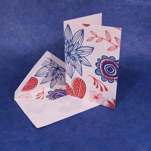 Carte de voeux Lokta sérigraphiée à la main avec enveloppe assortie Motif floral A6 Carte pliée Couverture C6 Fait main au Népal