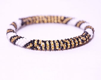 Nepalese glaskralenarmband: zwart-gouden gehaakte roll-on armband