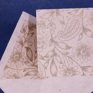 Lokta-wenskaart bijpassende envelop Gouden bloemen Gezeefdrukt patroon A6 gevouwen kaart C6 omslag Handgemaakt in Nepal