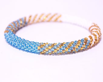 Handgemaakte glaskralenarmband: blauwe en gouden Nepalese sieraden