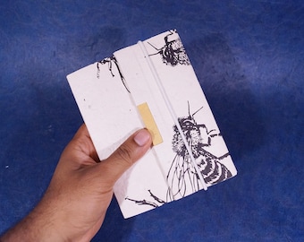 Biene Trekker-Journal mit Verschluss, 15 x 12 cm, handgefertigt in Nepal, Lokta-Papier Notizbuch, handgefertigtes Tagebuch, Siebdruck