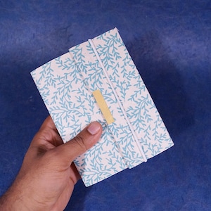 Diario Trekker con chiusura elastica, 15 x 12 cm fatto a mano in Nepal, quaderno in carta Lokta, pagine bianche, diario fatto a mano con rami serigrafati