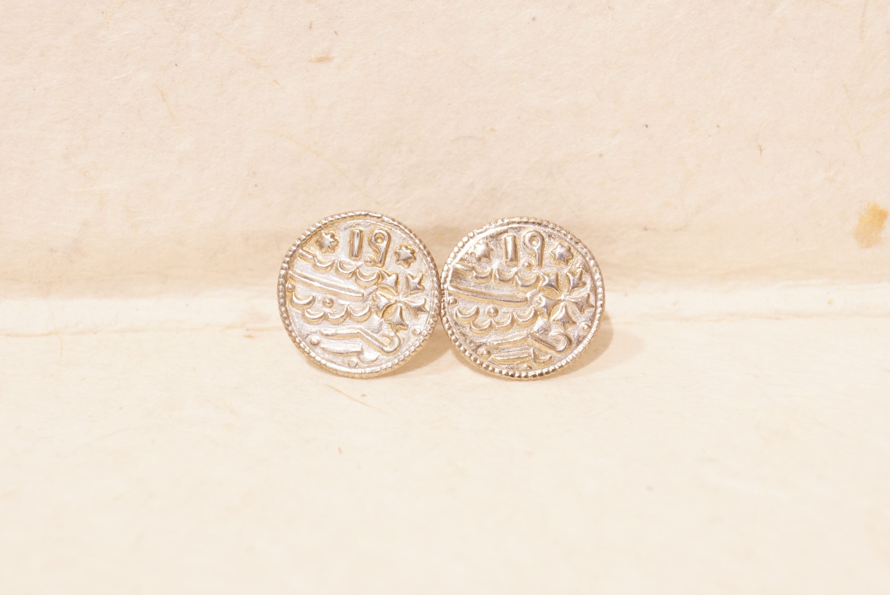 ハンドメイド999シルバーコインスタッドピアス：ネパールのアシャルフィデザイン - Etsy 日本