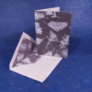 Carte de voeux faite main en papier Lokta avec enveloppe assortie Motif plumes sérigraphié A6 Carte pliée Couverture C6 Fait main au Népal