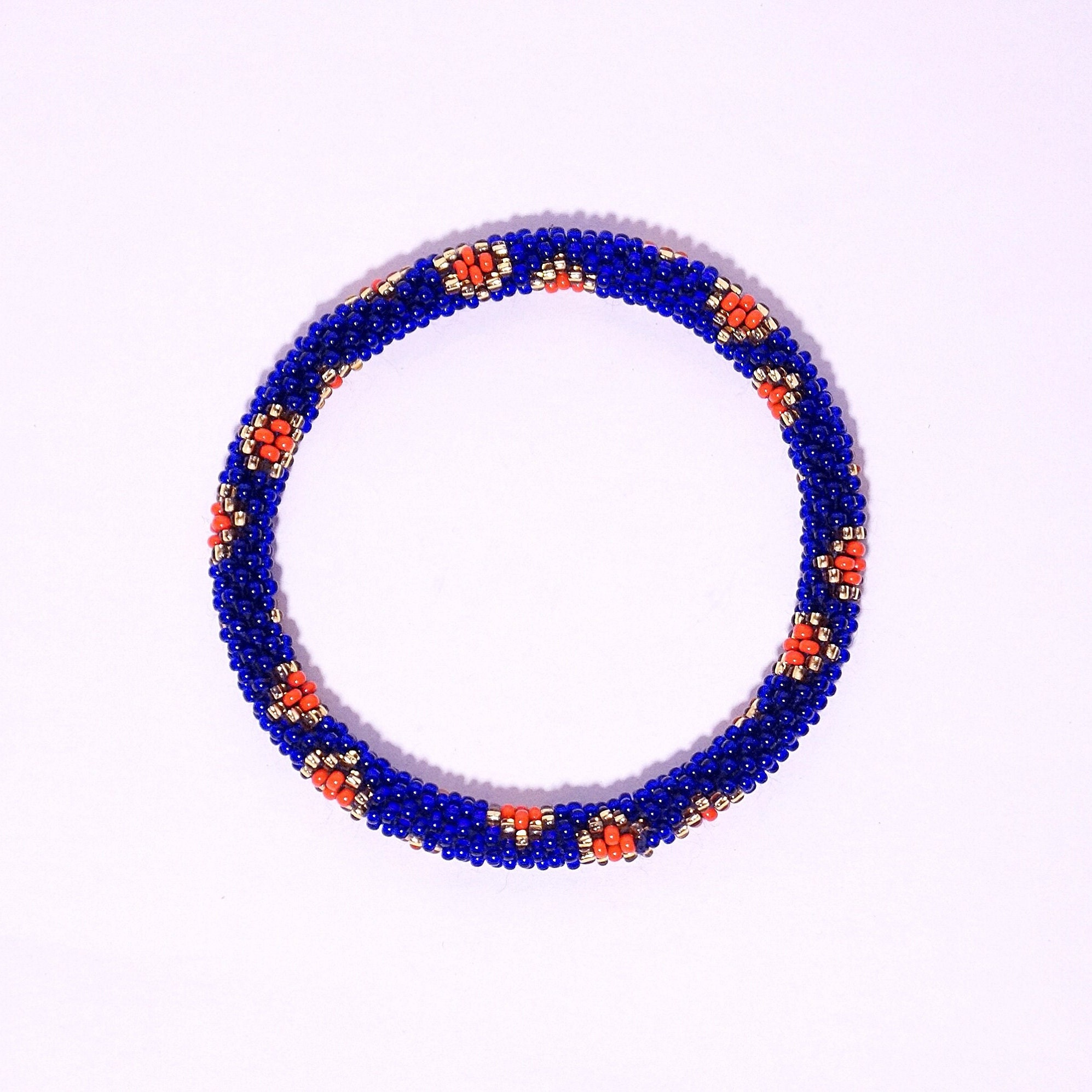 ネパールの手作りガラスビーズブレスレット：ブルークロシェロールオンバングル - Etsy 日本