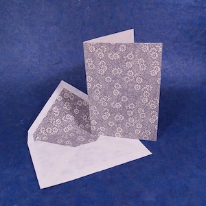 Nepalesische Lokta-Grußkarte mit passendem Umschlag Siebdrück Blumen Glückwunschkarte DIN A6 Klappkarte Handgeschöpftes Loktapapier
