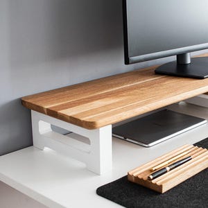 Eiken monitorstandaard met opbergplank - walnootbeits - aangepast formaat