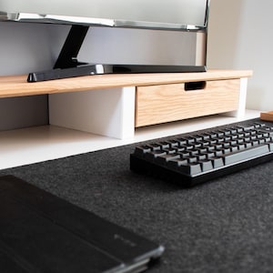 Solidny stojak na monitor z dębu z szufladą: niestandardowa półka na biurko do domowego biura