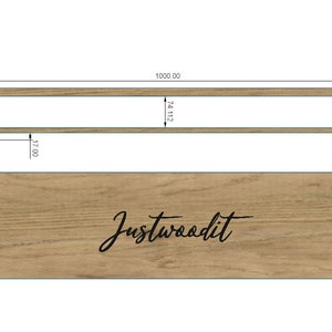 Pu&ograve; includere: Uno scaffale in legno con staffe in metallo nero e il testo "Justwoodit" stampato sul davanti. Lo scaffale &egrave; lungo 1000,00 cm, largo 24,112 cm e alto 250,00 cm.