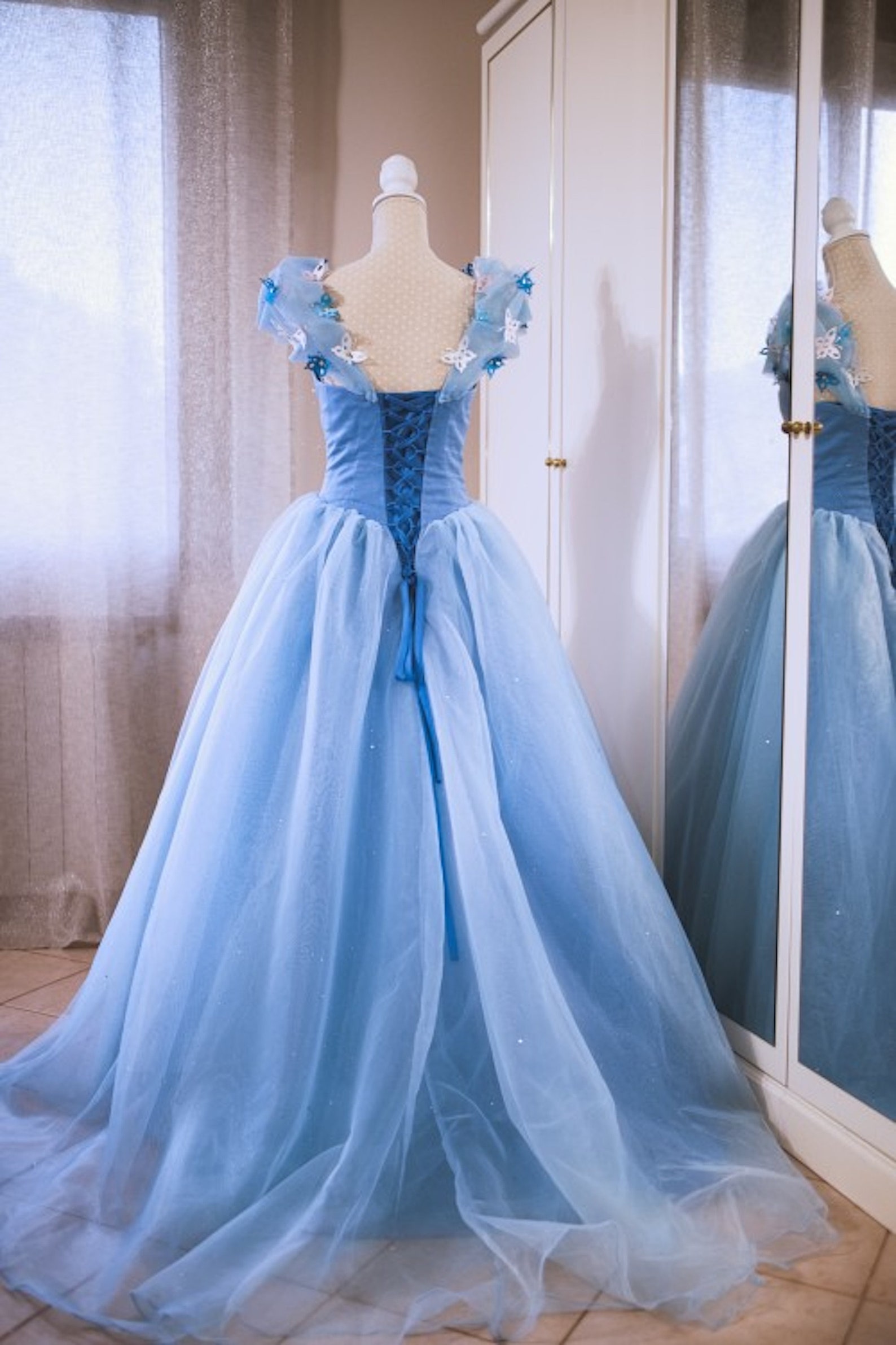 8 lettres avec une robe écossaises