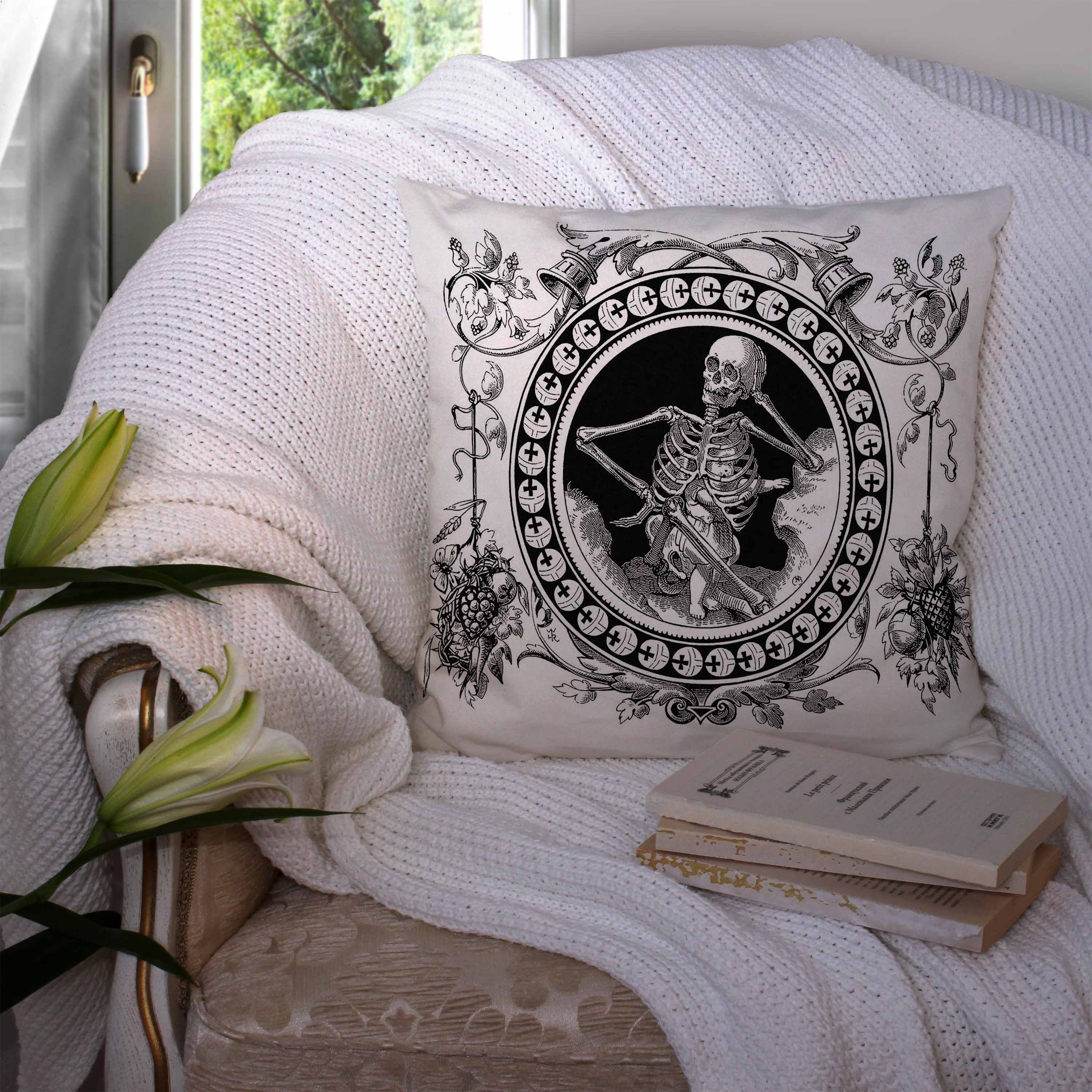 Lebendiges Fine Art Kissen / Kissen Der Körper dieses Todes | Etsy