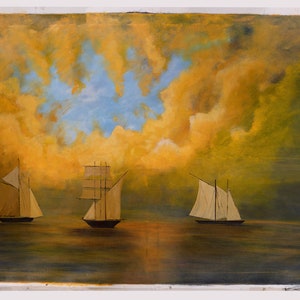 Puede incluir: Una pintura de tres veleros en una masa de agua con un cielo amarillo brillante y azul. El cielo está lleno de nubes esponjosas. Los veleros son blancos y marrones.