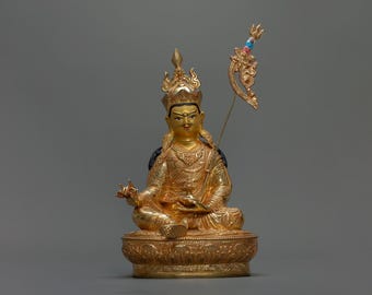Handgefertigte Guru Rinpoche Statue: 24K Gold Vergoldete Tibetisch-Buddhistische Kunst