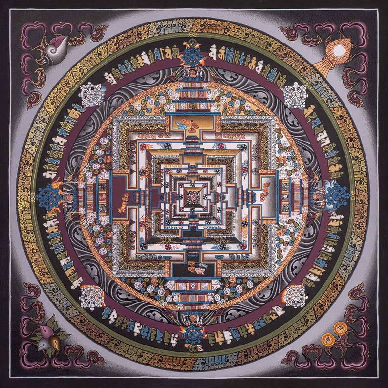 Puede incluir: Un mandala colorido con detalles intrincados y un patr&oacute;n cuadrado en el centro. El mandala est&aacute; rodeado por un borde circular con texto en un idioma extranjero.