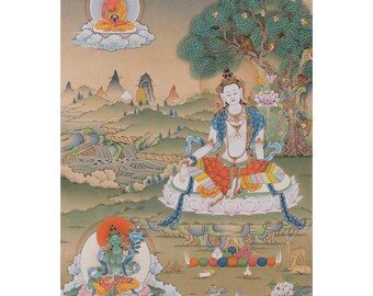 Puede incluir: Una pintura budista tibetana tradicional que representa a tres deidades. La figura central es una deidad femenina blanca con una corona y joyas, sentada en posición de loto sobre un loto blanco. Por encima de ella se encuentra un Buda sentado con una túnica roja, y por debajo de ella se encuentra una deidad femenina verde con una corona y joyas, también sentada en posición de loto. La pintura está ambientada en un fondo de montañas, árboles y flores.