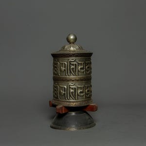 Moulin à prières Mani bouddhiste | Mantras écrits à la main pour l&#39;émancipation spirituelle | Objet rituel bouddhiste I Autel paisible