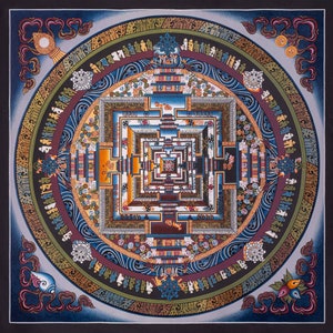 Puede incluir: Un mandala colorido con un patr&oacute;n cuadrado en el centro rodeado por un patr&oacute;n circular. El mandala est&aacute; pintado en tonos de azul, verde, amarillo, rojo y blanco. El mandala est&aacute; rodeado por un borde de texto en un idioma extranjero.