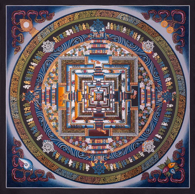 Puede incluir: Un mandala colorido con un patr&oacute;n cuadrado en el centro rodeado por un patr&oacute;n circular. El mandala est&aacute; pintado en tonos de azul, verde, amarillo, rojo y blanco. El mandala est&aacute; rodeado por un borde de texto en un idioma extranjero.