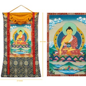 Peut inclure: Une peinture traditionnelle tibétaine Thangka représentant le Bouddha Shakyamuni en position de méditation assise. La peinture est encadrée d'une bordure dorée et présente un fond bleu avec des nuages et des montagnes. Le Bouddha porte une robe rouge et jaune et tient un bol dans sa main gauche. La peinture mesure 68,58 cm de large et 111,76 cm de haut.
