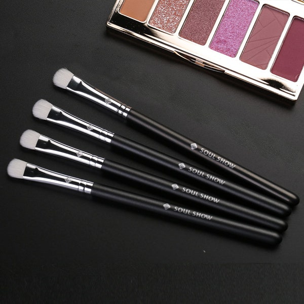 Medium size goat hair eyeshadow brush