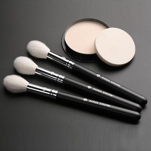 S001-21 Natural goat hair highlighter brush